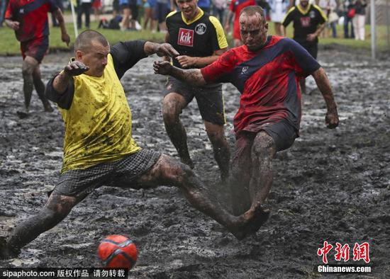 Players compete in mud in 'swamp soccer' in Belarus