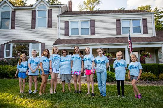 Lynn Berat (5th L) and her nine daughters pose for a photo in front of their Chinese teacher's house in Bernards of New Jersey, the United States, July 27, 2019. (Xinhua/Wang Ying)