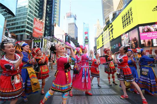 Chinese folk song performed at Times Square of New York