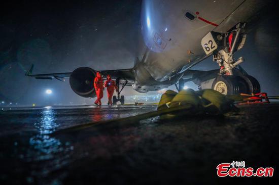 Emergency workers secure an airplane at the Yangzhou Taizhou International Airport in east China’s Jiangsu Province, Aug. 11, 2019. (Photo/China News Service)