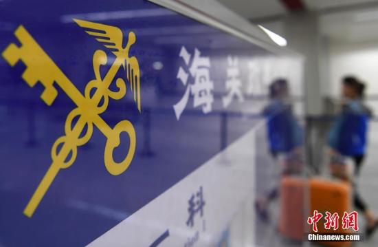 A passenger was waiting for baggage clearance at an airport in Fujian Province. (File photo/China News Service) 