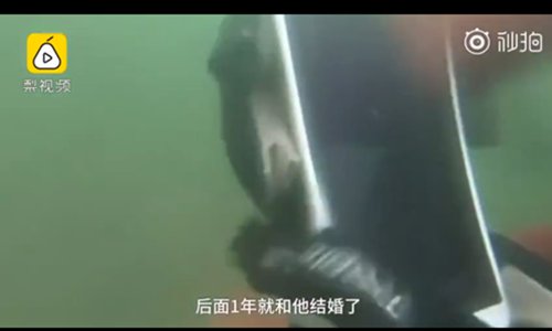 The rescue team found cell phones spending three years in a river, which can still work. (Photo/screenshot of the video of Pear Video)