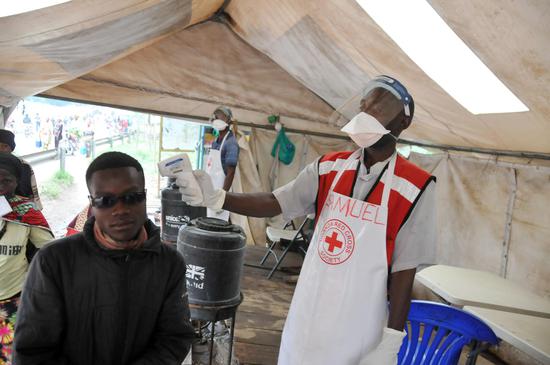 A Congolese man is screened for Ebola Virus Disease (EVD) at the Mpondwe border, Kasese District, Western Uganda, June 18, 2019. (Xinhua/Nicholas Kajoba)