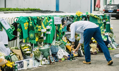 Honduran footballer Walter Julián Martínez, who played for Beijing Sinobo Guoan in the Chinese Super League, died of a heart attack in New York on August 11 at the age of 37. Guoan fans assembled at the Workers Stadium in Beijing and expressed their condolences with scarves and flowers on August 13, 2019. (Photo: Li Hao/GT)