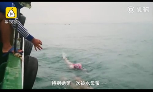 Zhou Yihan swims in the sea. (Photo/screenshot of the video posted by Pear Video)