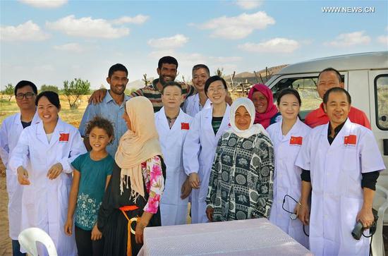 Chinese doctors provide free medical services in Africa 