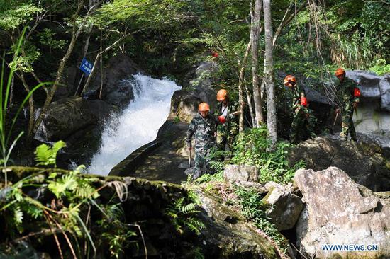 Forest rangers protect forest around water sources of Ganjiang River 