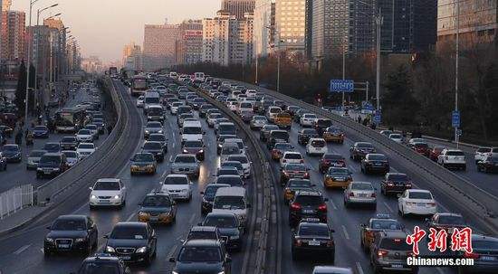 Heavy traffic is seen on the road in Beijing. (File photo/China News Service)