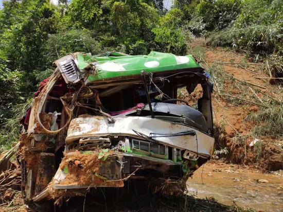 Photo taken on Aug. 20, 2019 shows the scene after a bus crash in northern Laos. Thirteen Chinese nationals were killed and 31 others injured in a bus crash in northern Laos, the Chinese Embassy in Laos confirmed on Tuesday. (Photo by Xiong Tianze/Xinhua)