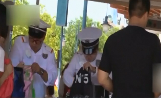 Shanghai Disneyland staff members check passengers' bags. (Photo/Video screenshot)