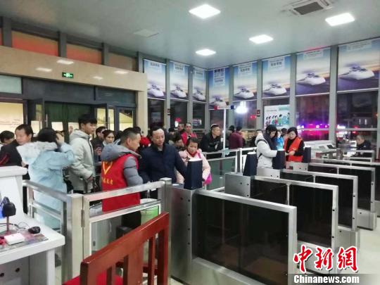 Passengers pass through an automatic barrier at a railway station in Jiaxing, Zhejiang Province. (File photo)