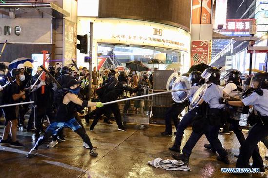 Radical protesters attack police officers in Tsuen Wan, in the western New Territories of south China's Hong Kong, Aug. 25, 2019. (Xinhua)