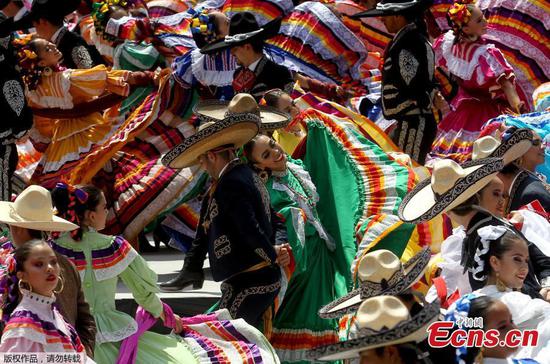 Nearly 900 Mexican performers set world record for folk dance 