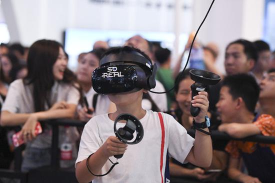 A visitor to the 2019 Smart China Expo experience a VR game in south China's Chongqing. (Xinhua/Wang Quanchao)