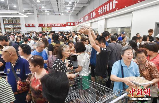 Shoppers flock to Costco Shanghai store on the its opening day. (Photo: China News Service/Shen Hai)