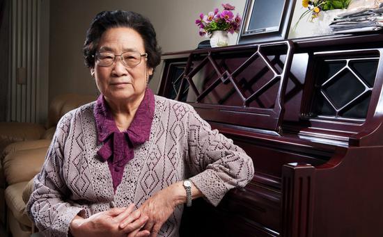 Chinese scientist Tu Youyou, winner of the 2015 Nobel Prize for the discovery of artemisinin, at her home in Beijing. [Photo/Xinhua]