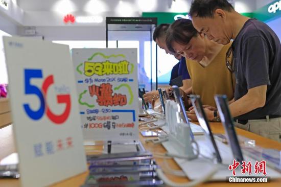  People choose 5G phones. (File photo/China News Service）