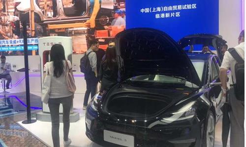 Visitors gather at Tesla's booth at the 2019 World Artificial Intelligence Conference in Shanghai on Thursday. (Photo: Xie Jun/GT)