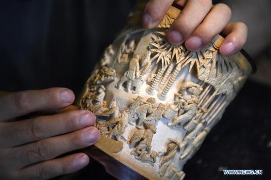 Inheritor makes beauty of Huizhou bamboo carving widely known among public