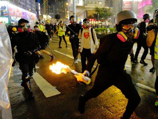 A rioter is about to throw a Molotov cocktail at the police in Causeway Bay of south China's Hong Kong, Aug. 31, 2019. (Xinhua)