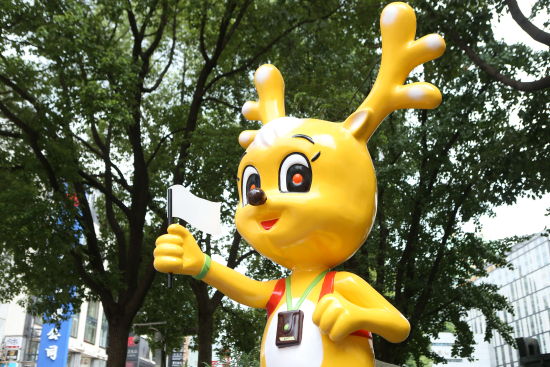 Lele, the mascot of 2019 Shanghai Tourism Festival debuts in Shanghai, Aug. 31, 2019. (Photo/China News Service)