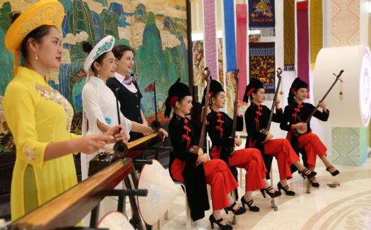 Musicians from the Guangxi Zhuang autonomous region perform on traditional instruments at the State Council Information Office's news conference in Beijing on Monday. Lu Xinshe, Party secretary of the region, attended the conference. (WANG ZHUANGFEI/CHINA DAILY)