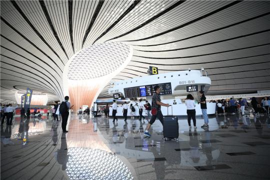 Airport employees hold a simulation drill in the departure lounge of the Beijing Daxing International Airport. (Photo by Chen Zebing / China Daily)