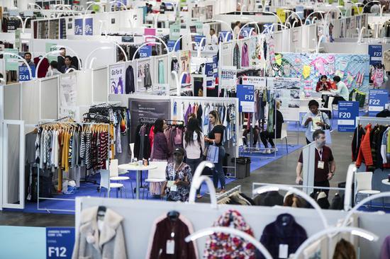 File photo: People visit the 20th China Textile and Apparel Trade Show in New York, the United States, July 22, 2019.(Xinhua/Wang Ying)