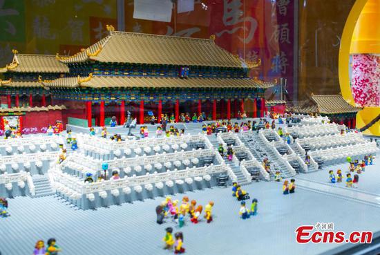 Miniature Forbidden City halls created from 500,000 Lego bricks