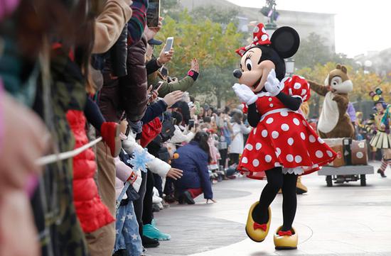 Disney cartoon characters interact with visitors at the Shanghai Disney Resort. [China Daily/Yin Liqin]