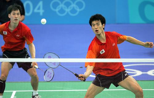 a two-time Olympic men's doubles silver medalist (right). (File photo/China News Services)