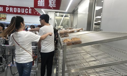 Costco almost sells out its muffins by noon on Wednesday. Chinese buyers stuff their shopping carts with Costco food that they think are worth buying like bakery and roast chicken. (Photo: Xie Jun/GT)