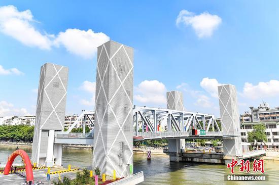 First vertical-lift bridge opens in Guangzhou