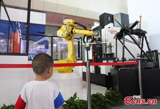 Cool tech gadgets attract visitors to China-Arab States Expo