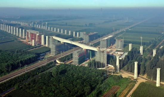 Aerial photo taken on Aug 27, 2019 shows a swivel railway bridge of Beijing-Xiongan intercity high-speed railway after being rotated to its targeted position across the Tianjin-Baoding high-speed railway in Xiongan New Area, North China's Hebei province. [Photo/Xinhua]