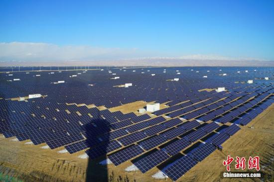 Solar panels were installed in a photovoltaic power park in Qinghai Province. (File photo/China News Service)