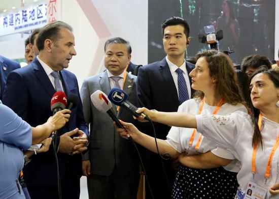 Deputy Prime Minister of Serbia Rasim Ljajic answers reporters' questions at the opening ceremony of the 2019 China International Fair for Investment and Trade in Xiamen, Fujian province, on Sunday. (Photo by Hu Meidong/China Daily)