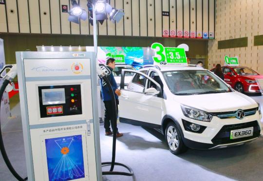 Consumers visit an exhibition of new energy vehicles in Nanjing, Jiangsu province, in March. [Photo by Cheng Jiabei/For China Daily]