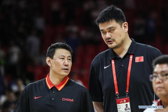 Yao Ming (R), chairman of the Chinese Basketball Association, communicates with Li Nan, head coach of China after the group M match between China and Nigeria at the 2019 FIBA World Cup in Guangzhou, south China's Guangdong Province, Sept. 8, 2019. (Xinhua/Pan Yulong)