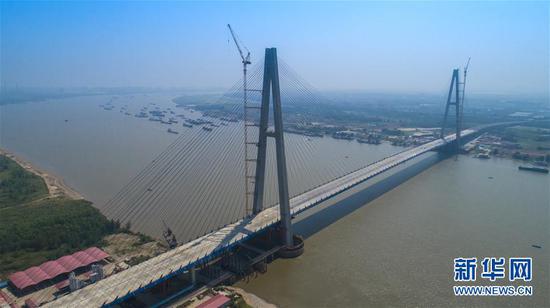 Landmark bridge on Yangtze River counts down to completion
