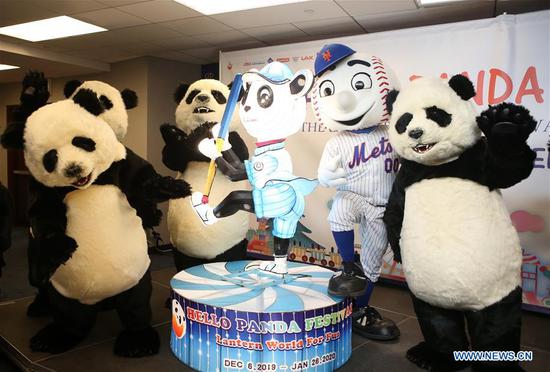 Costumed pandas pose for photos with a panda lantern and a New York Mets mascot during the launch ceremony of the Hello Panda Festival in New York, the United States, on Sept. 9, 2019. （Xinhua/Qin lang）