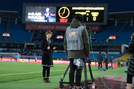 An anchor hosts a live broadcast of a soccer match between teams from Beijing and Tianjin, in Beijing in April 2018. [Photo provided to China Daily]