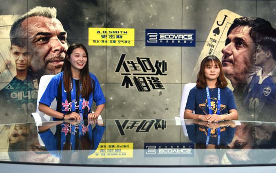 Two sports fans visit a PP Sports studio and pose for a photo in Nanjing, Jiangsu province. [Photo provided to China Daily]