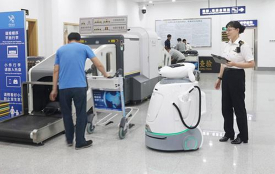 A multi-purpose robot armed with artificial intelligence works at Zhanjiang Airport in Guangodong Province. (Photo/ ycpai.ycwb.com)