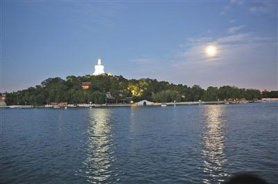 The moon hung over the Beihai Park in Beijing on Mid-Autumn Festival. (File photo/China News Services)