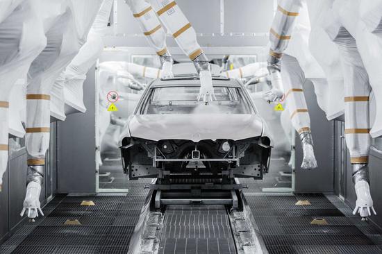 Undated file photo shows industrial robotic arms paint a car at Dadong Plant of the BMW Brilliance Automotive (BBA) in Shenyang, capital of northeast China's Liaoning Province. (Xinhua)