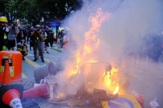 Rioters set fire in Wan Chai of Hong Kong, south China, Sept. 15, 2019. (Xinhua)