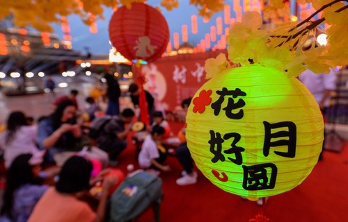 Visitors make lanterns to celebrate the Mid-Autumn Festival in Fantawild Theme Park of Cixian County in Handan City, north China's Hebei Province, Sept. 13, 2019. (Xinhua/Wang Xiao)