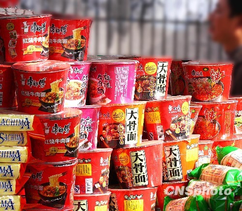 Instant noodles were sold in a shop. (File photo/China News Service)