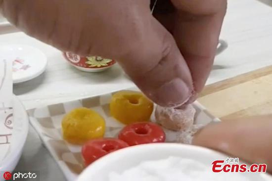Chef makes finger-tip sized donuts 